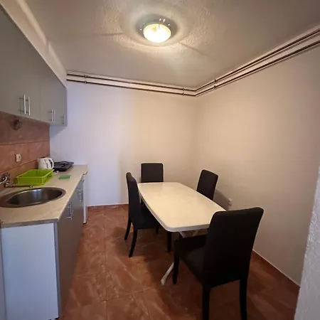 - 33 Kej Apartment *