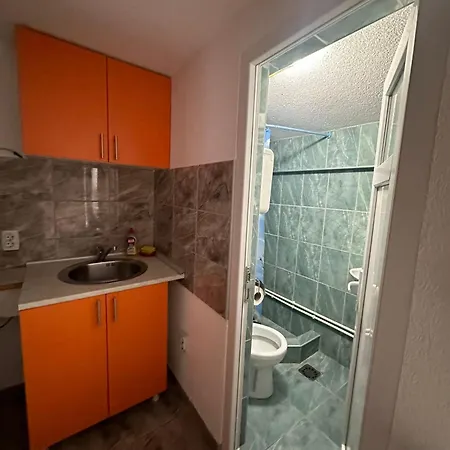- 33 Kej Apartment *