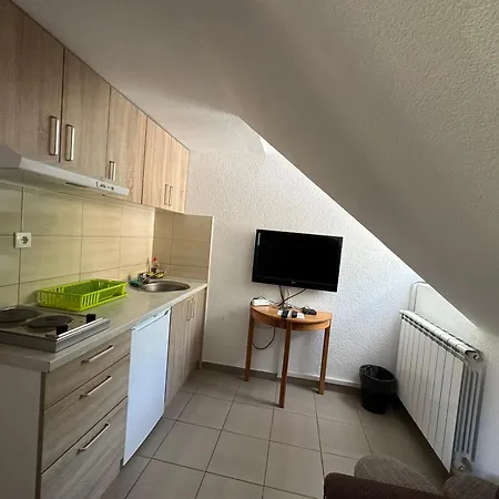 - 33 Kej Apartment *